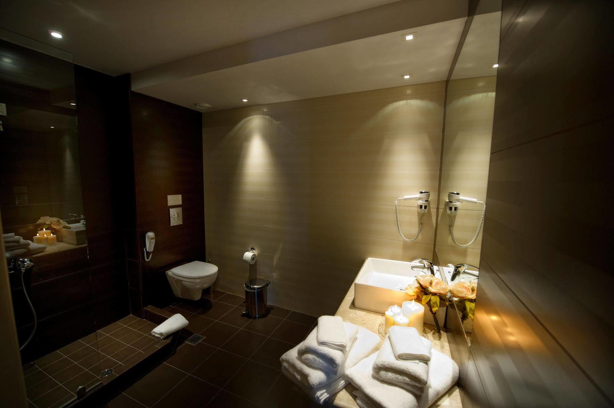 Mir Boutique Hotel อิโออันนินา ภายนอก รูปภาพ